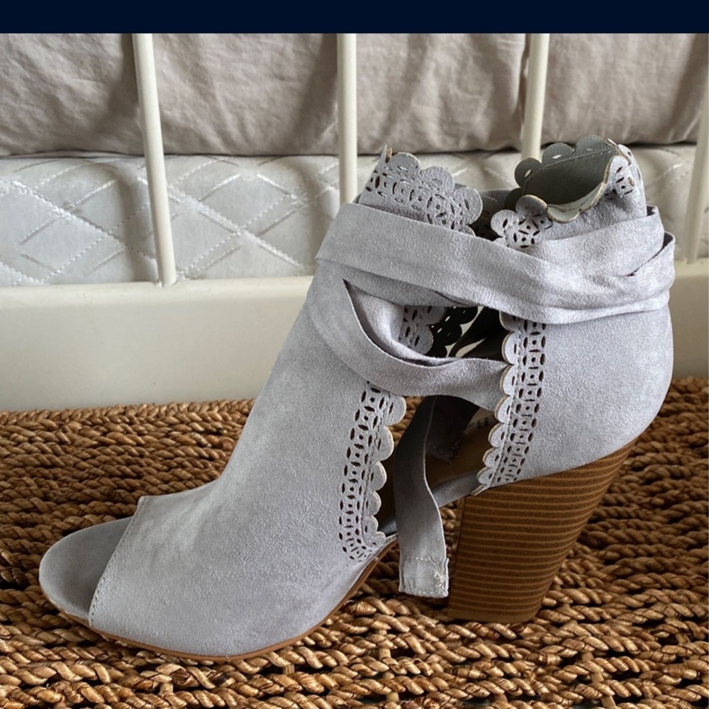 Grey Heels - Picture 2 of 2
